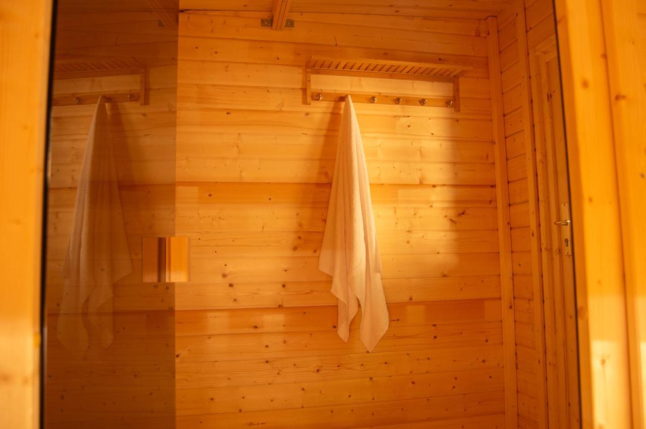 Wellnessoase Mitten In Der Wasserfallstadt Triberg Triberg im Schwarzwald Exterior foto